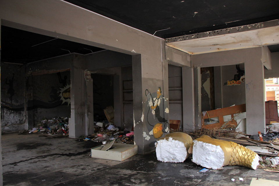 Chung cư mặt phố Hà Nội biến thành bãi tập kết rác thải hôi thối